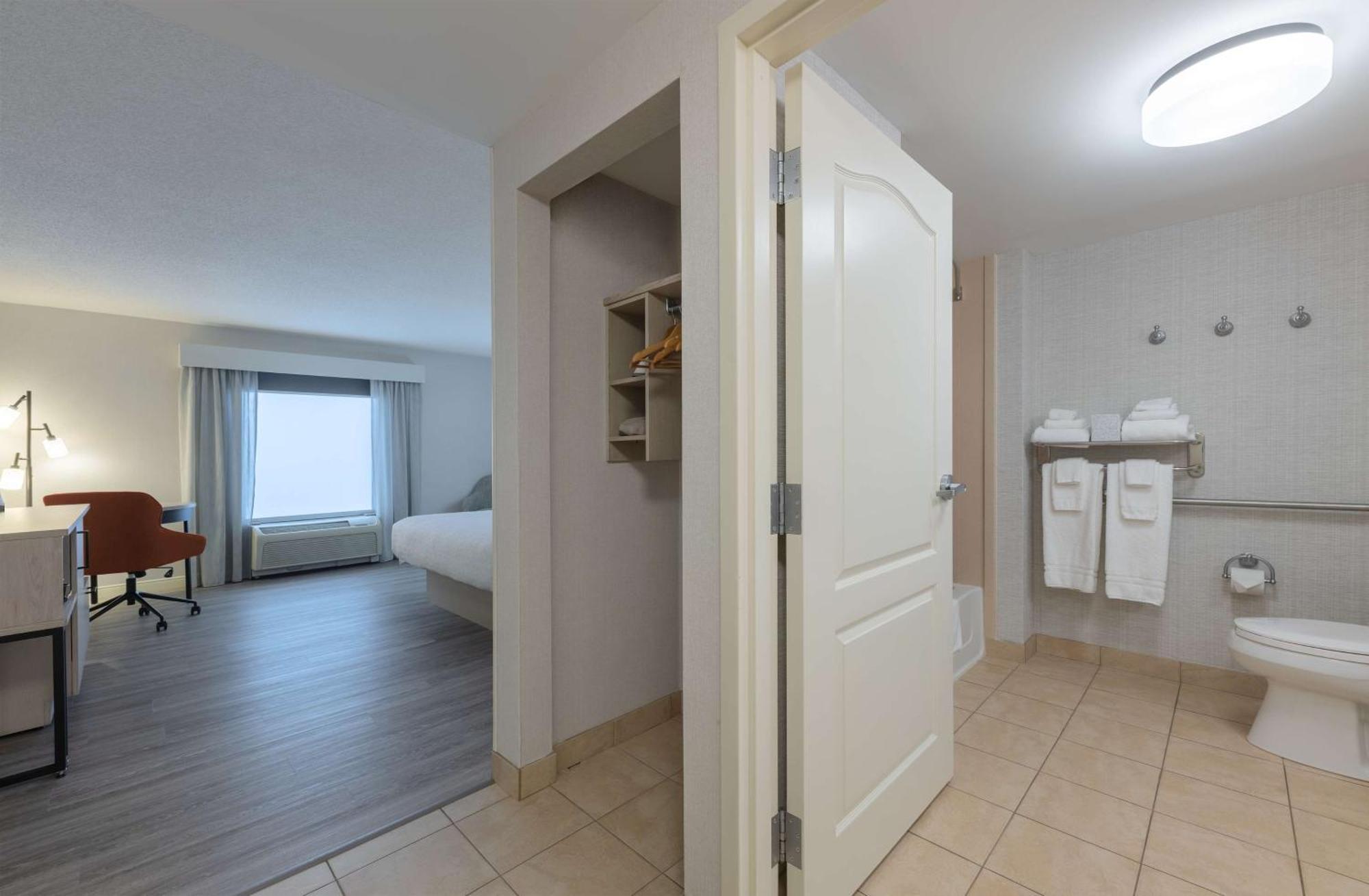 Hampton Inn & Suites By Hilton Moncton Bagian luar foto