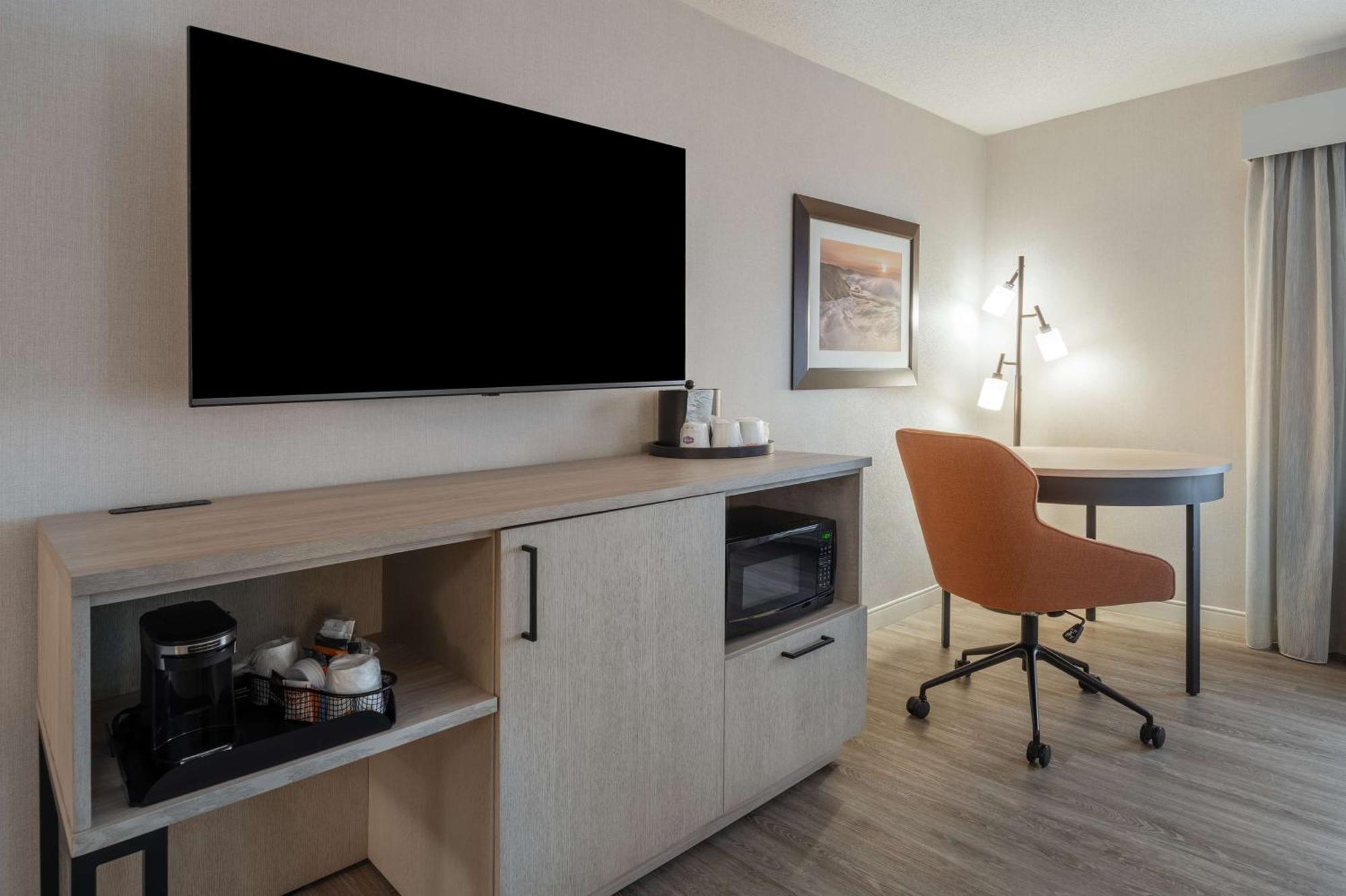 Hampton Inn & Suites By Hilton Moncton Bagian luar foto