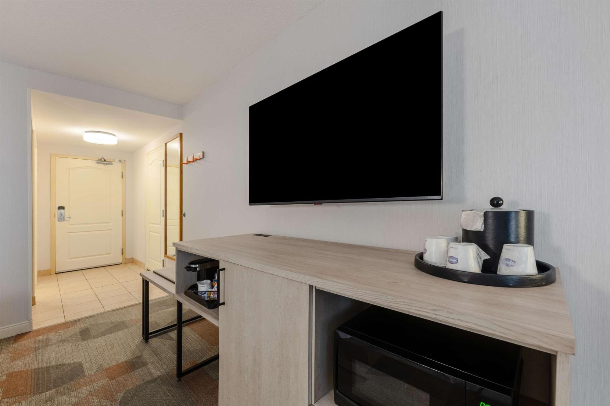 Hampton Inn & Suites By Hilton Moncton Bagian luar foto