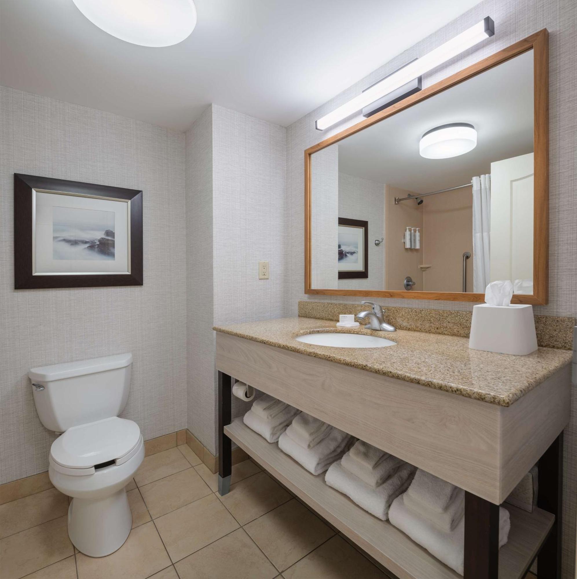 Hampton Inn & Suites By Hilton Moncton Bagian luar foto