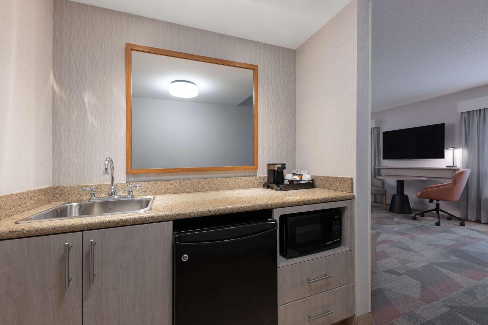 Hampton Inn & Suites By Hilton Moncton Bagian luar foto